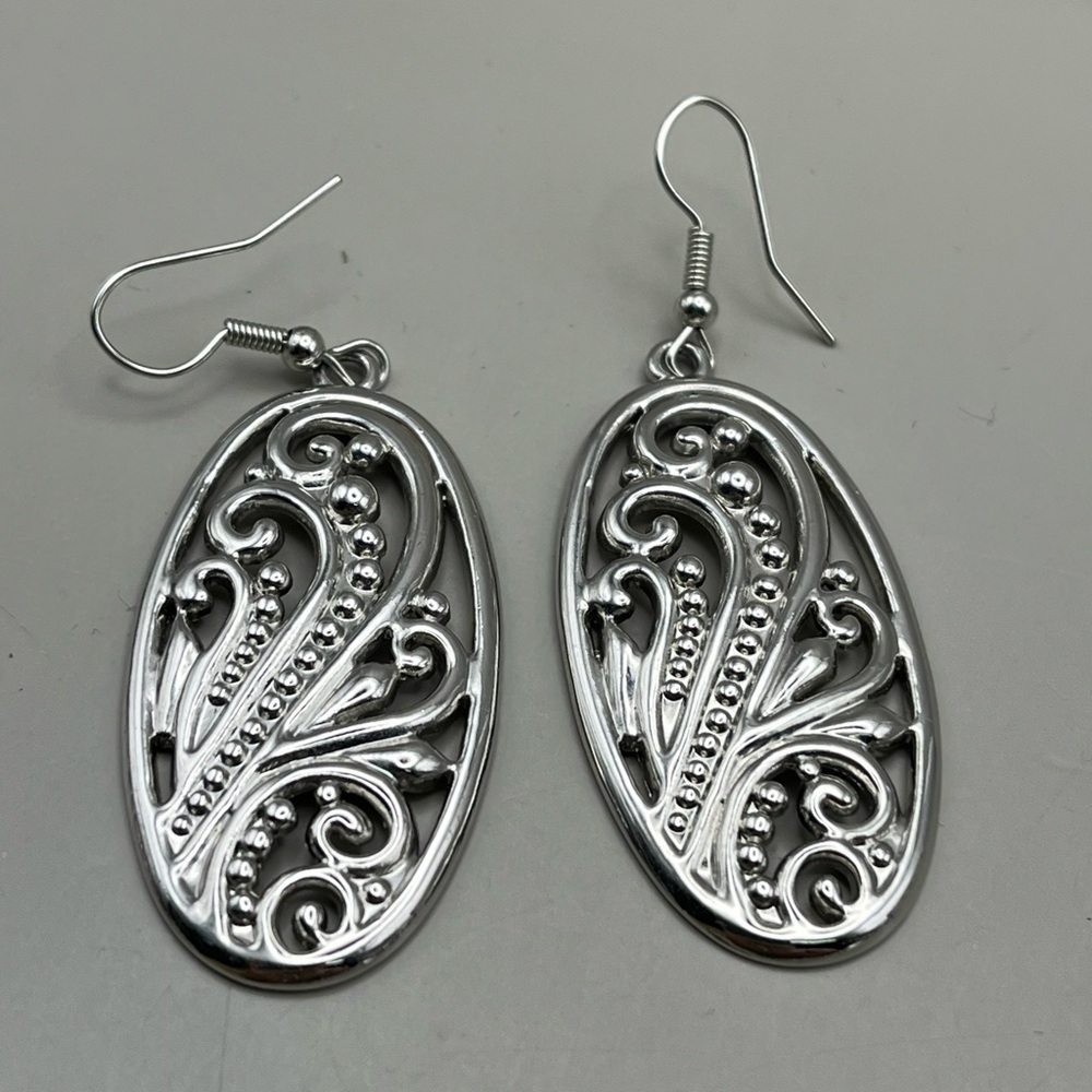 Elegant Silver Filigree Earrings - Picture 2 of 3